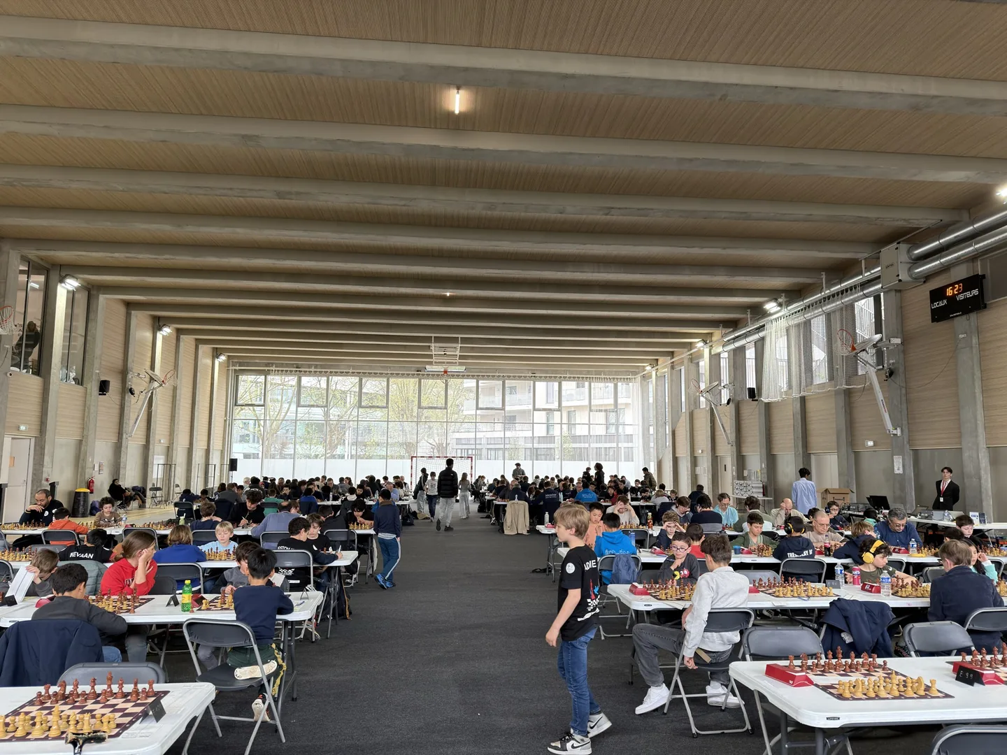 Les joueurs dans la salle de l’Arc Sportif de Colombes pendant le championnat des Hauts-de-Seine des moins de 2200 Elo 2026.