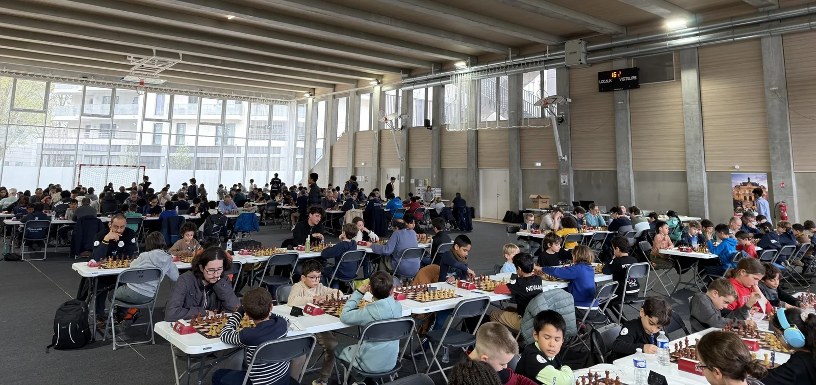 Jeunes participant à un tournoi d’échecs.